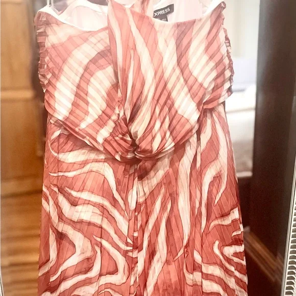 EXPRESS. NWT sexy pleated maxi dress! Retails for $89 - Picture 4 of 11